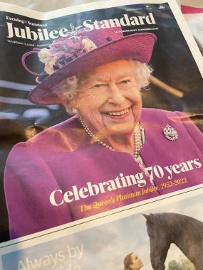 Londra, İngiltere. 3 Haziran 2022: Kraliçe Elizabeth 70 yıllık tahta sahip Queens saltanatını kutlamak için Standard gazetesinin kapağında Platin Jübile baskısı ile birlikte 