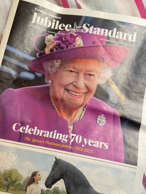 Londra, İngiltere. 3 Haziran 2022: Kraliçe Elizabeth 70 yıllık tahta sahip Queens saltanatını kutlamak için Standard gazetesinin kapağında Platin Jübile baskısı ile birlikte 