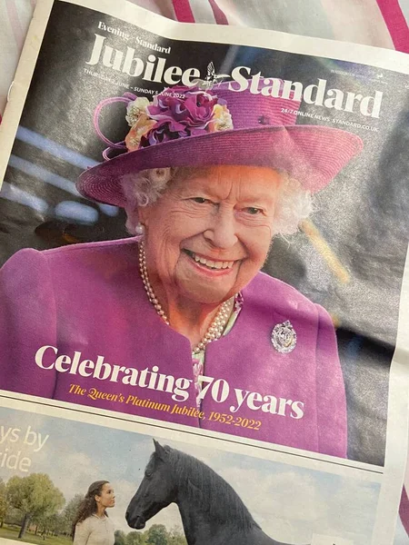 Лондон Великобритания Июня 2022 Королева Елизавета Обложке Газеты Standard Платиновым — стоковое фото