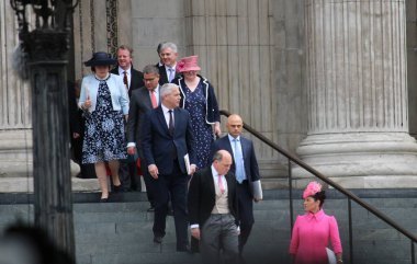 Londra, İngiltere - 06.03.2022: Muhafazakârlar Priti Patel ve Sajid Cavid, Kraliçe Elizabeth 'e sunulan hizmetler için platin yıl sonra St. Pauls Katedrali' nden ayrıldılar