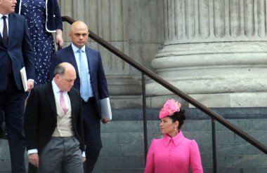 Londra, İngiltere - 06.03.2022: Priti Patel ve Sajid Cavid, Kraliçe Elizabeth 'e hizmet ettikleri için platin yıl sonra St. Pauls katedralinden ayrıldılar