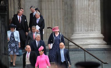 Londra, İngiltere - 06.03.2022: Muhafazakârlar Priti Patel ve Sajid Cavid, Kraliçe Elizabeth 'e sunulan hizmetler için platin yıl sonra St. Pauls Katedrali' nden ayrıldılar