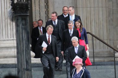 Londra, İngiltere - 06.03.2022: Muhafazakârlar Priti Patel ve Sajid Cavid, Kraliçe Elizabeth 'e sunulan hizmetler için platin yıl sonra St. Pauls Katedrali' nden ayrıldılar