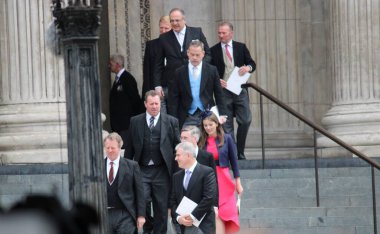 Londra, İngiltere - 06.03.2022: Muhafazakârlar Priti Patel ve Sajid Cavid, Kraliçe Elizabeth 'e sunulan hizmetler için platin yıl sonra St. Pauls Katedrali' nden ayrıldılar