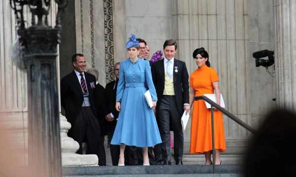イギリス ロンドン 2022年6月3日 ユージニー王女とベアトリス王女が到着 エリザベス女王のプラチナ ジュビリーのお祝いの一環として 聖パウルス大聖堂で感謝祭のサービス — ストック写真