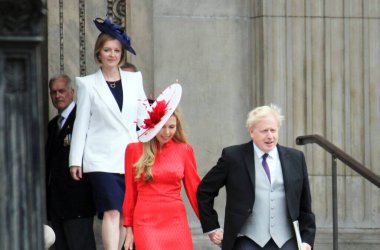 Londra, İngiltere - 06.03.2022: Boris Johnson ve Carrie Johnson, Kraliçe Elizabeth 'in 70' inci yıldönümü kutlamalarında. Liz Truss arkada