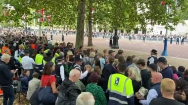 Londra, Uk- 13 Eylül 2022 Kraliçe Elizabeth 'in tabutunu bekleyen kalabalık Buckingham Sarayı' ndan ayrılıyor., 