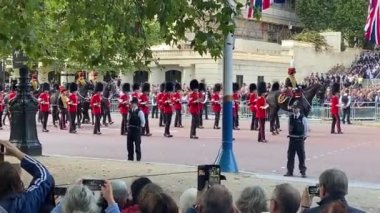 Londra, Uk- 13 Eylül 2022: Kraliçe II. Elizabeth silah arabasının üzerindeki tabut Buckingham Sarayı 'ndan çıkarken kalabalık alkışlıyor. 