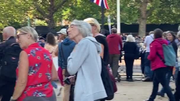 Londýn Velká Británie 2022 Královna Alžběta Umírá Tisíce Lidí Nechávají — Stock video