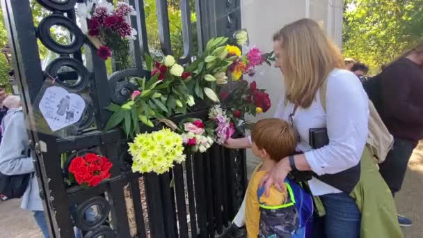London 2022 Queen Elizabeth Stirbt Und Tausende Menschen Hinterlassen Blumen — Stockvideo