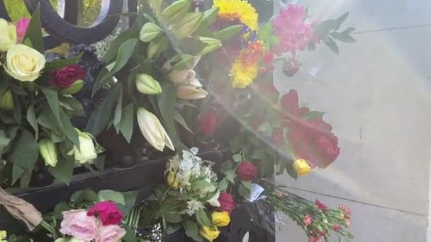 London 2022 Tributes Cards Messages Flowers Gifts Left Her Majesty — Stock Video