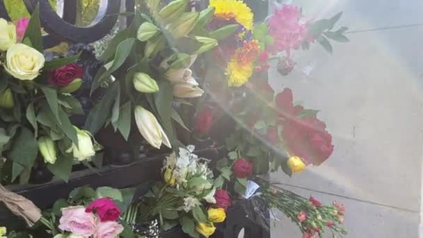 London 2022 Tributes Cards Messages Flowers Gifts Left Her Majesty — Stock video