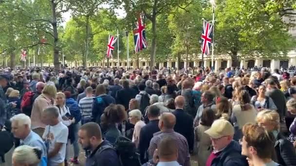 London September 13Th 2022 Crowds Leaving Queen Elizabeth Coffin Gun — Vídeos de Stock