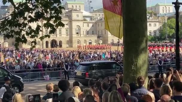 Λονδίνο Σεπτεμβρίου 2022 Φέρετρο Της Βασίλισσας Ελισάβετ Άμαξα Όπλων Φεύγει — Αρχείο Βίντεο