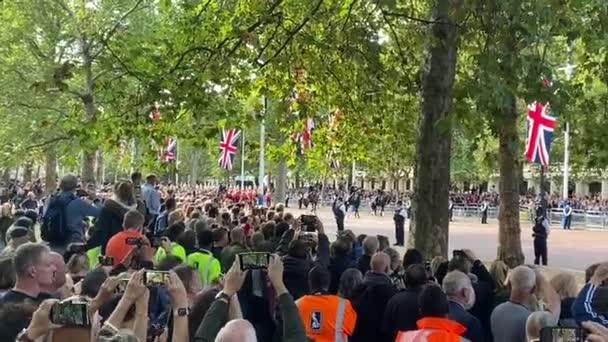 London Großbritannien September 2022 Queen Elizabeth Sarg Auf Gewehrwagen Verlässt — Stockvideo