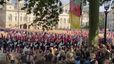 Londra, Uk- 13 Eylül 2022: Kraliçe II. Elizabeth silah arabasının üzerindeki tabut Buckingham Sarayı 'ndan çıkarken kalabalık alkışlıyor. 