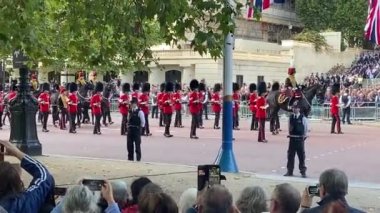 Londra, Uk- 13 Eylül 2022: Kraliçe II. Elizabeth silah arabasının üzerindeki tabut Buckingham Sarayı 'ndan çıkarken kalabalık alkışlıyor. 