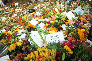 Londra - 15.09.2022 Kraliçe Elizabeth öldü binlerce insan Green Park ve Buckingham Sarayı 'na çiçek ve kart bıraktı
