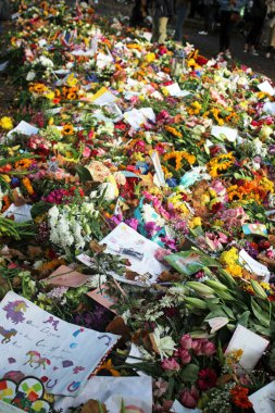 Londra - 15.09.2022 Kraliçe Elizabeth öldü binlerce insan Green Park ve Buckingham Sarayı 'na çiçek ve kart bıraktı