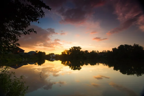 günbatımı üzerinde gölet