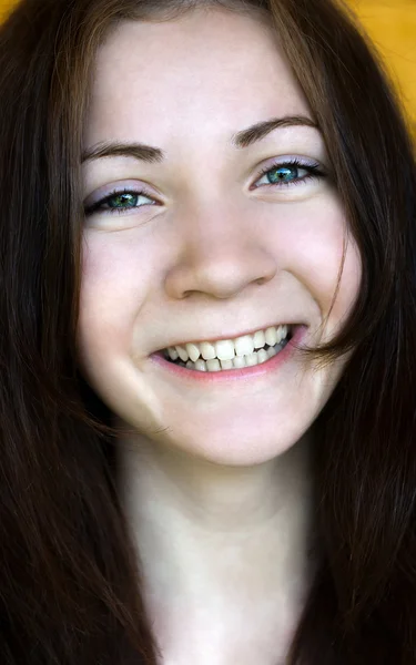 Menina bonita alegre morena sorrindo — Fotografia de Stock