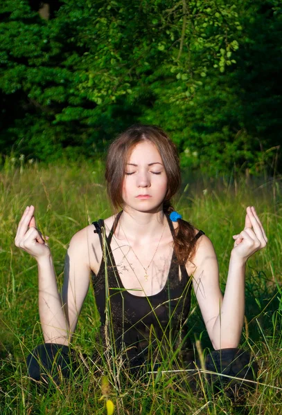 Meditierendes Mädchen — Stockfoto