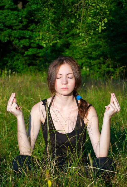 Menina meditando — Fotografia de Stock