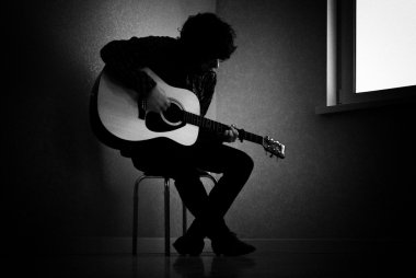 Gitar çalan adam