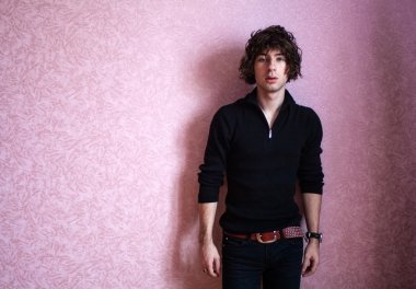 uzun kıvırcık saçlı seksi adam