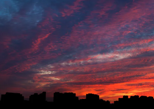 Paysage nuageux du soir en ville — Photo