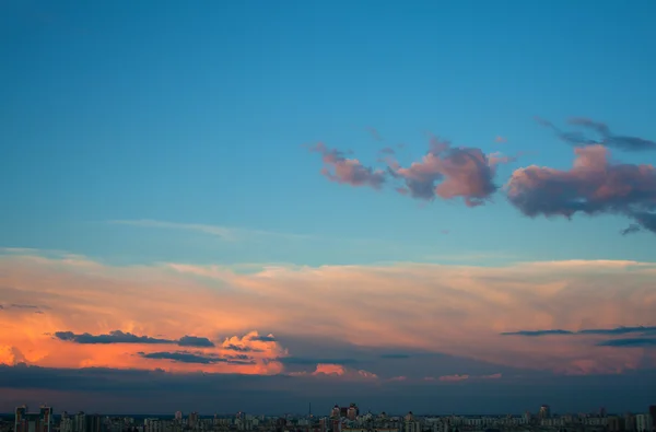 Paysage nuageux du soir en ville — Photo