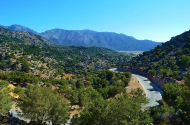 Omalos 'taki Beyaz Dağlar manzarası. Girit Adası, Yunanistan
