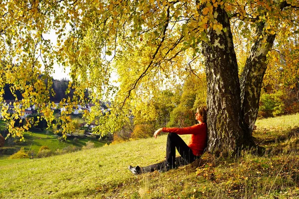 Une Femme Caucasienne Assise Sous Bouleau Aux Feuilles Jaunes Automne Photo De Stock