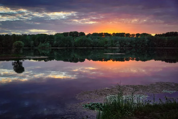 Una Hermosa Puesta Sol Lago Nubes Naranjas Púrpuras Reflejándose Agua —  Fotos de Stock