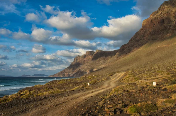 Famara Beach Lanzarote España Sendero Por Océano Los Acantilados Cielo —  Fotos de Stock