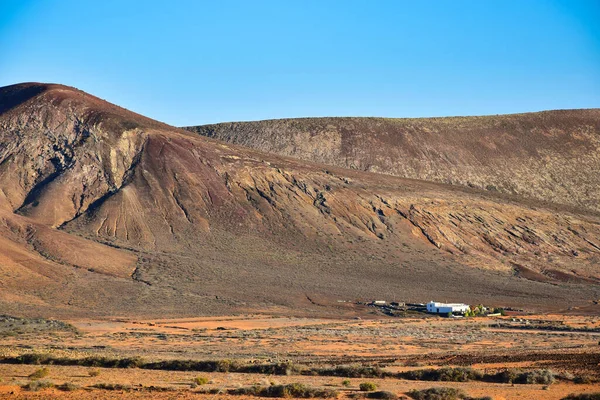 Önünde Beyaz Bir Olan Güzel Volkanik Bir Manzara Costa Teguise — Stok fotoğraf