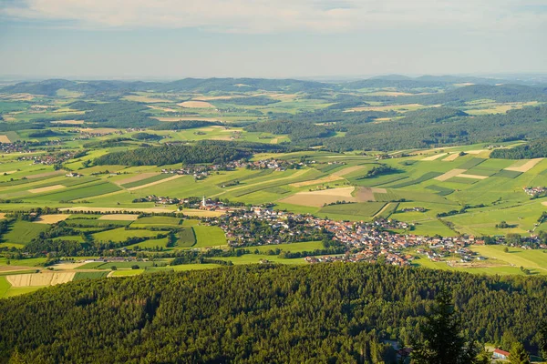 Hoher Bogen dağından Neukirchen beim Heiligen Blut 'a, Bavyera ormanında küçük bir kasaba. Lamer Winkel, Almanya 'nın Bavyera eyaletinde yer alan bir şehirdir..