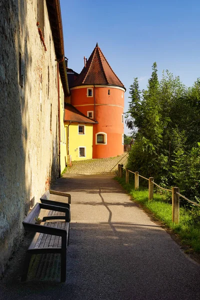 德国巴伐利亚上帕拉蒂纳茨的一个城镇 Cham的一位五颜六色的著名比尔托 侧视图 前面有一条长椅 从公共场所拍摄的图像 — 图库照片