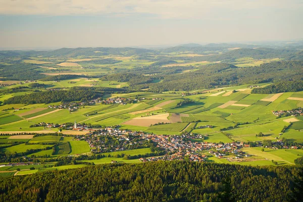 Hoher Bogen dağından Neukirchen beim Heiligen Blut 'a, Bavyera ormanında küçük bir kasaba. Lamer Winkel, Almanya 'nın Bavyera eyaletinde yer alan bir şehirdir..