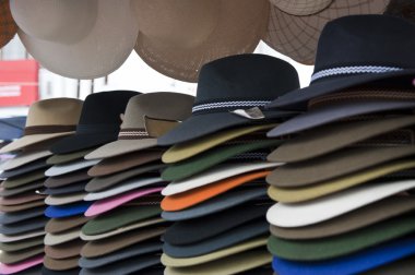 otavalo yerli pazarda şapkalar