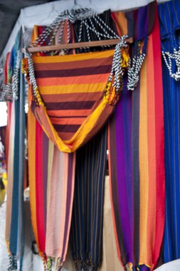 hangmat in de inheemse markt van otavalo