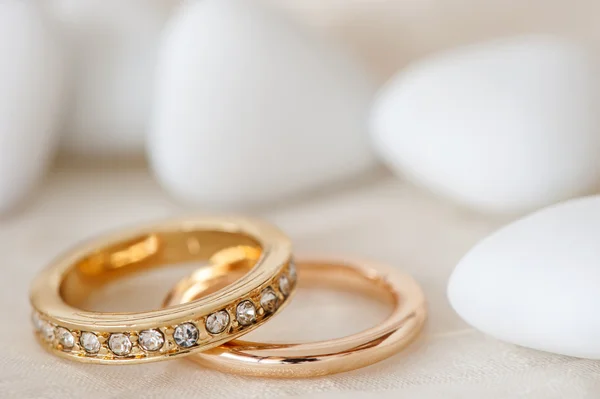 Hochzeitsgeschenke und Ring — Stockfoto