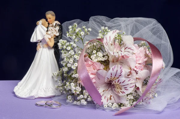 Wedding ring and flowers — Stock Photo, Image