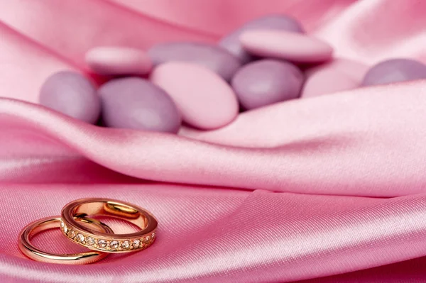 Anillos de boda en tela colorida — Foto de Stock