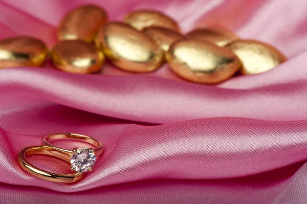 Anillos de boda en tela colorida —  Fotos de Stock