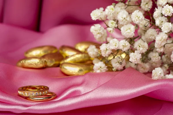 Anillos de boda en tela colorida —  Fotos de Stock