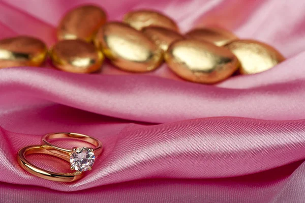Snubní prsteny na barevné tkaniny — Stock fotografie