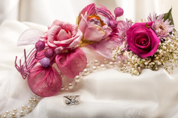 Favor de boda y anillos de boda — Foto de Stock