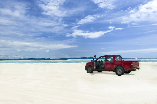 Bil på en tropisk strand — Stockfoto