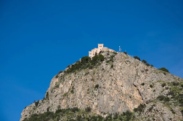 Castello sulla cima di una roccia — Foto Stock